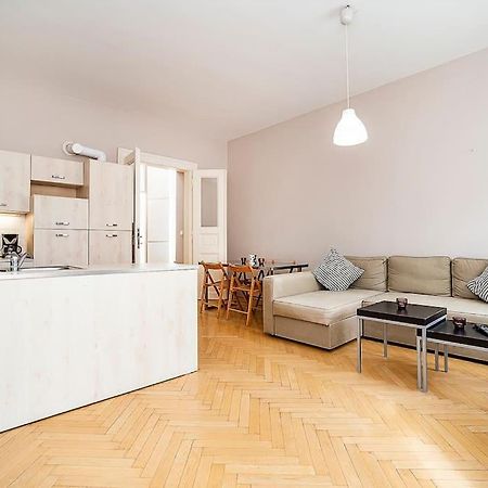 Cozy And Sunny Apartment In Uptown براغ المظهر الخارجي الصورة