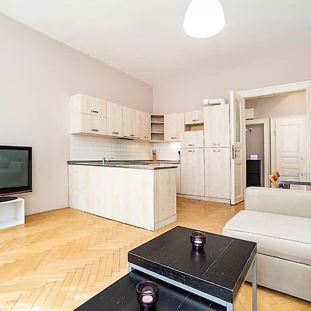 Cozy And Sunny Apartment In Uptown براغ المظهر الخارجي الصورة
