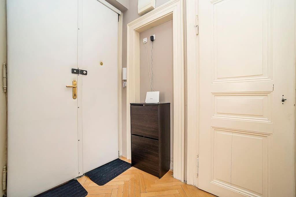 Cozy And Sunny Apartment In Uptown براغ المظهر الخارجي الصورة