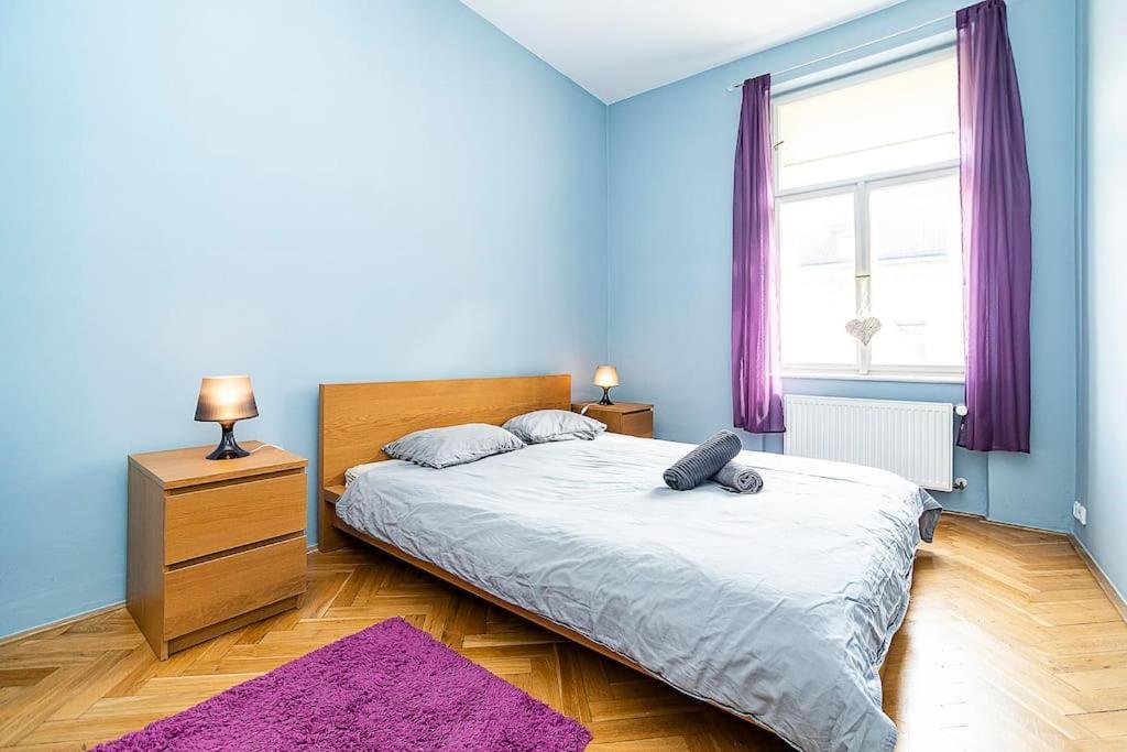 Cozy And Sunny Apartment In Uptown براغ المظهر الخارجي الصورة