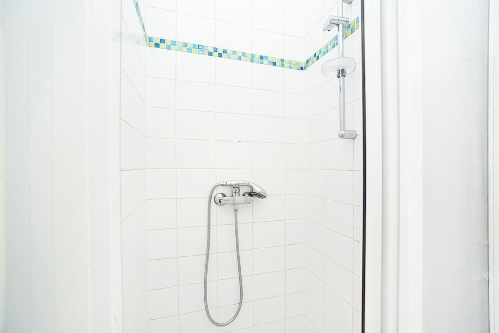 Cozy And Sunny Apartment In Uptown براغ المظهر الخارجي الصورة