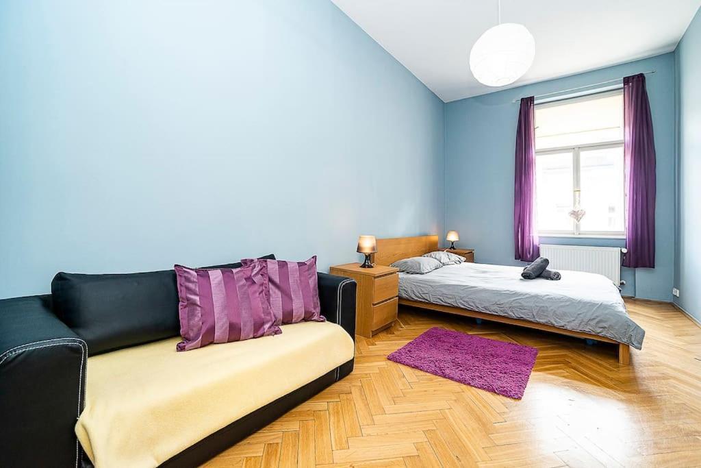 Cozy And Sunny Apartment In Uptown براغ المظهر الخارجي الصورة