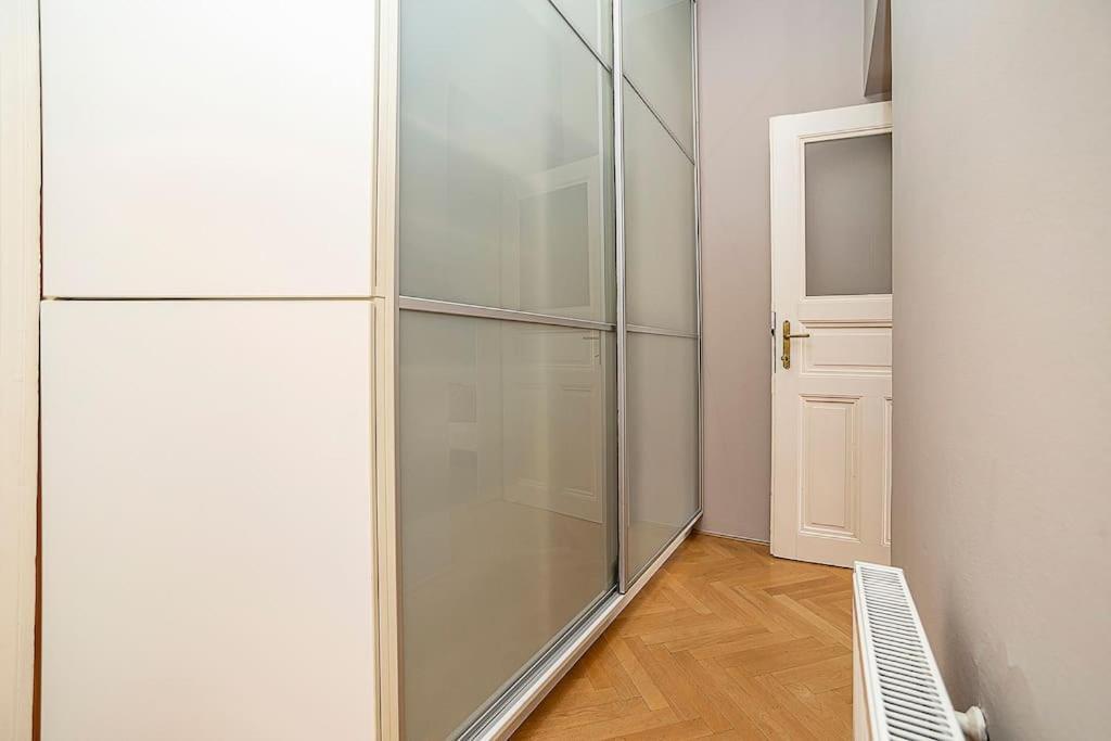 Cozy And Sunny Apartment In Uptown براغ المظهر الخارجي الصورة