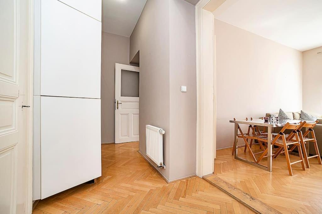 Cozy And Sunny Apartment In Uptown براغ المظهر الخارجي الصورة